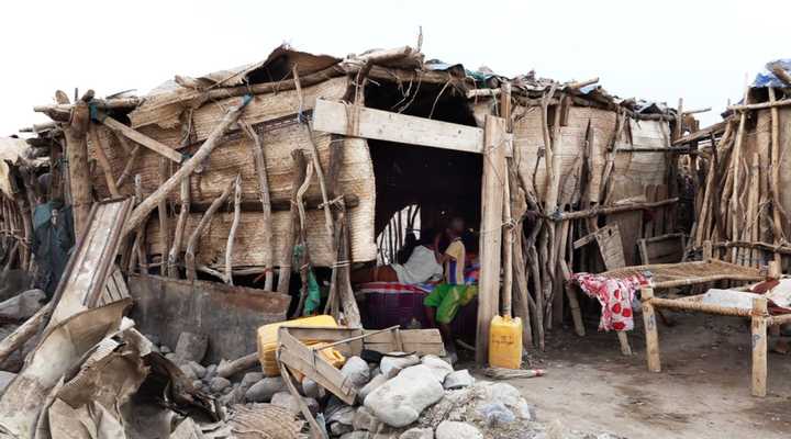 达纳吉尔凹地早晚温差大,附近的盐地和沙地都不保温,所以这些简陋的