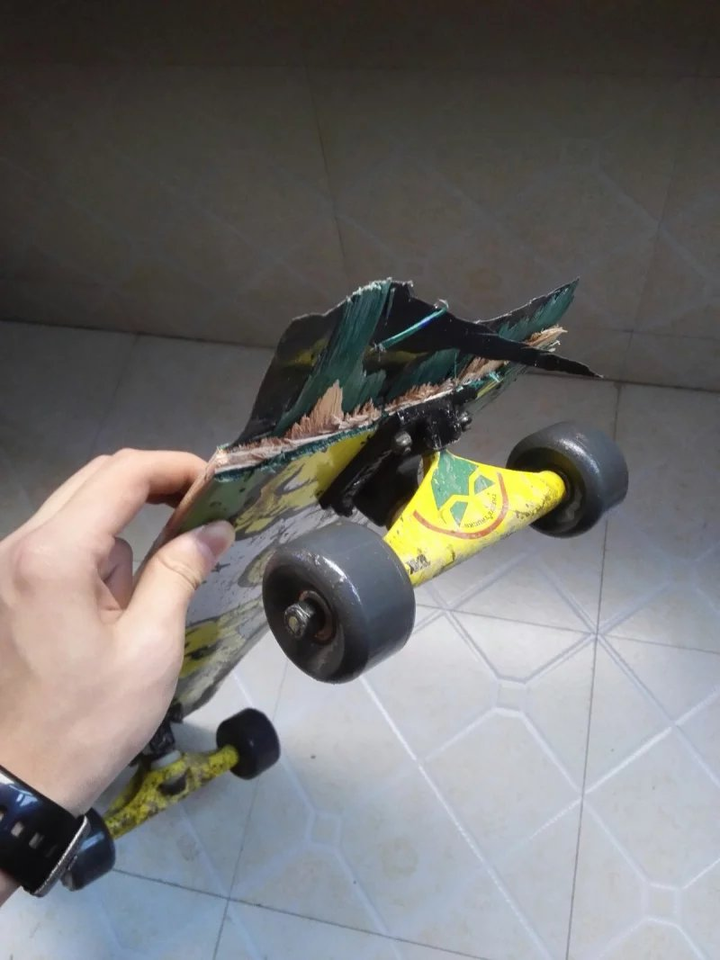 我玩滑板一年多了,滑来上班有断断续续的有半年了 换了4块板了 一块刚