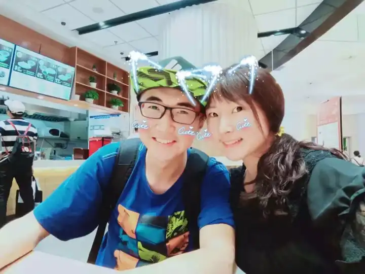 靓仔不靓不要钱 女朋友比我大五岁,很会规划,开学时她会帮我做日程表