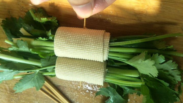 这个干豆腐卷香菜真的是我在烧烤店的必点,巨好吃!