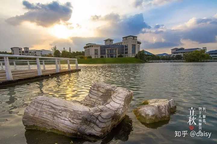 你知道哪些比较美的大学,或者在某个比较美的城市的大学?