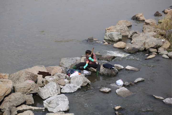 古代电视剧里洗衣服拿个棍子捶打是什么样的原理?