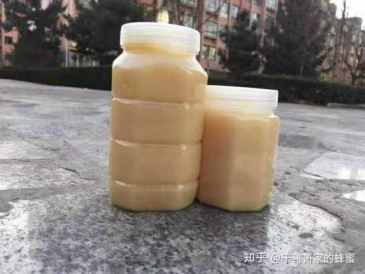两罐蜂蜜在阳台放了一个冬天,成了这个样子,上层有水状的东西溢出,请