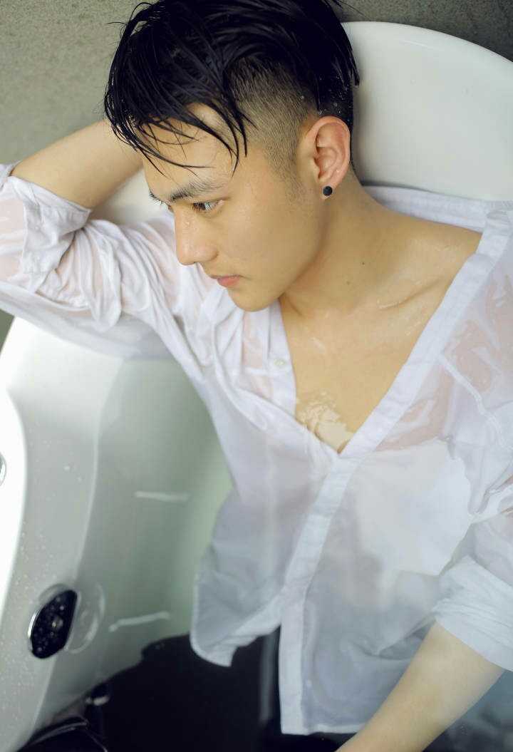 老表的专业是陶艺创作,那天发了个干活的小视频给我,不得不承认,男人