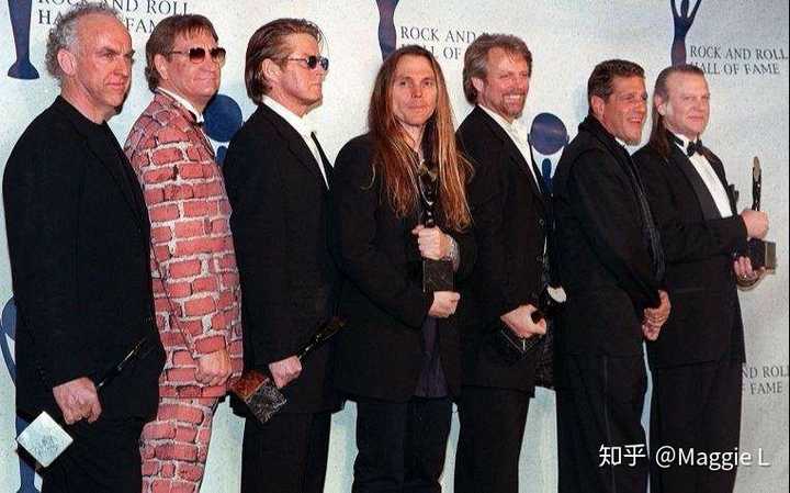 这是98年老鹰乐队被迎入摇滚名人堂,七只鹰大聚首.