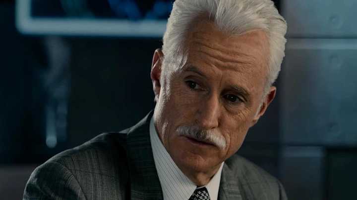 托尼回到1970年遇到老爸 霍华德·斯塔克,这一年正是托尼出生的年 ..