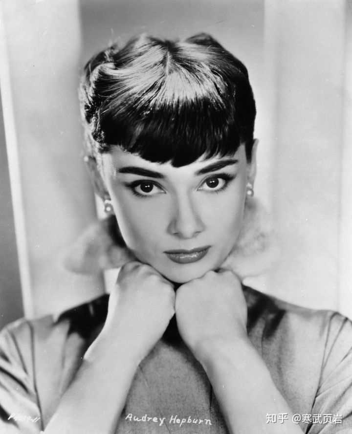 怎么把夏季长发发髻梳成《罗马假日》中的那个短发赫本头造型感觉