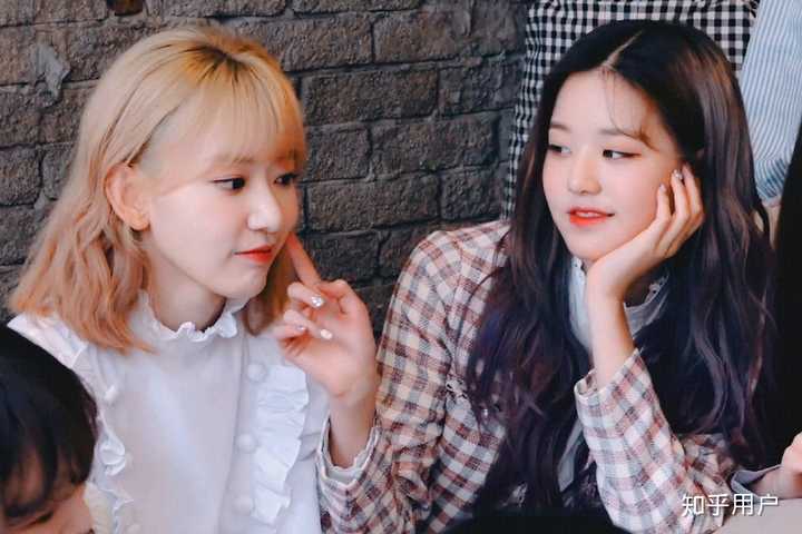 如何评价张元英撞宫胁咲良肩膀并警告其"注意点"?