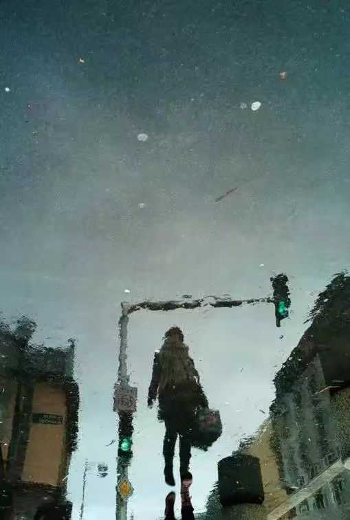 有没有一个人独自在雨中漫步的图片