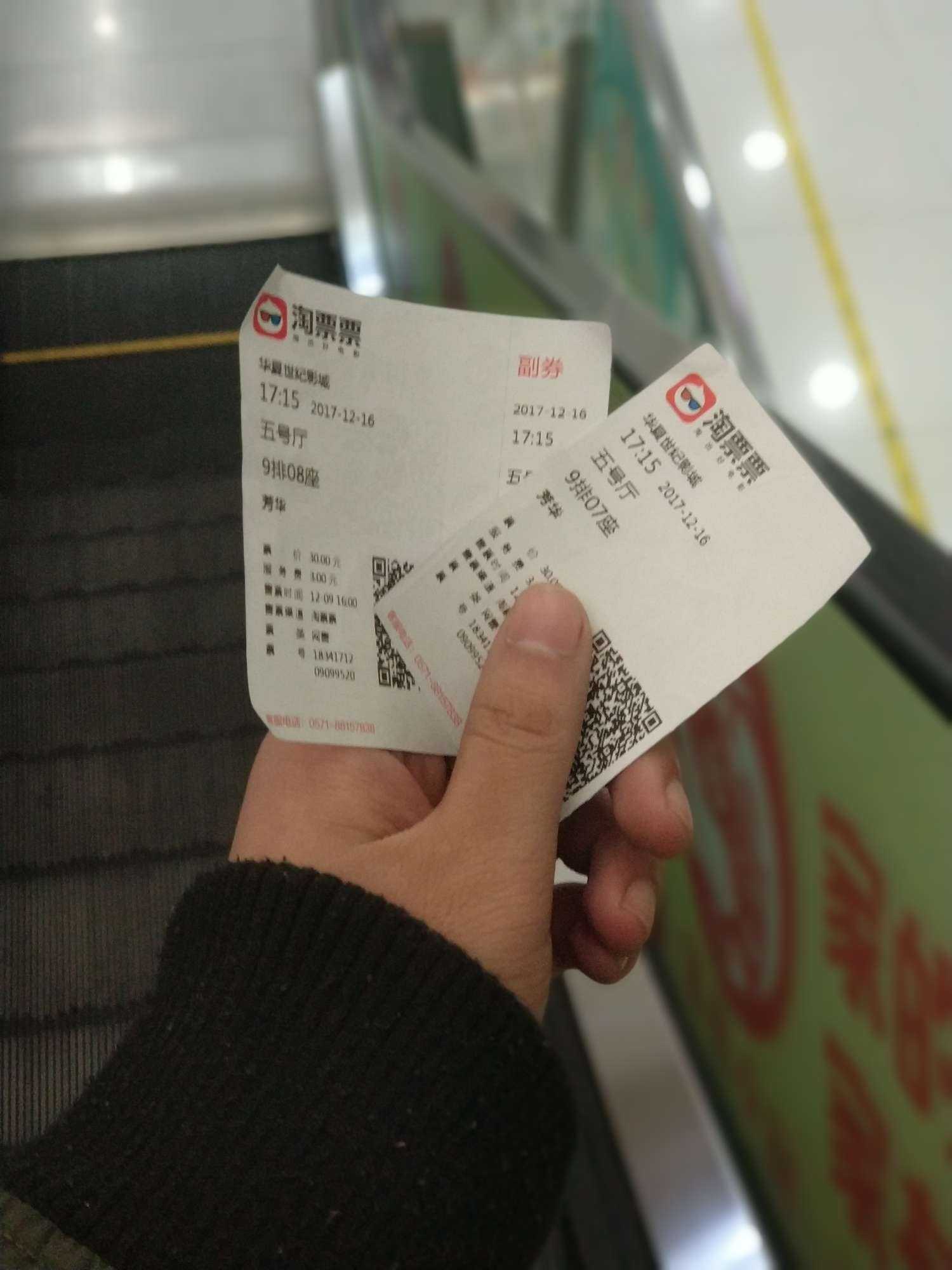 "谨以此片献给你们和我们的芳华"