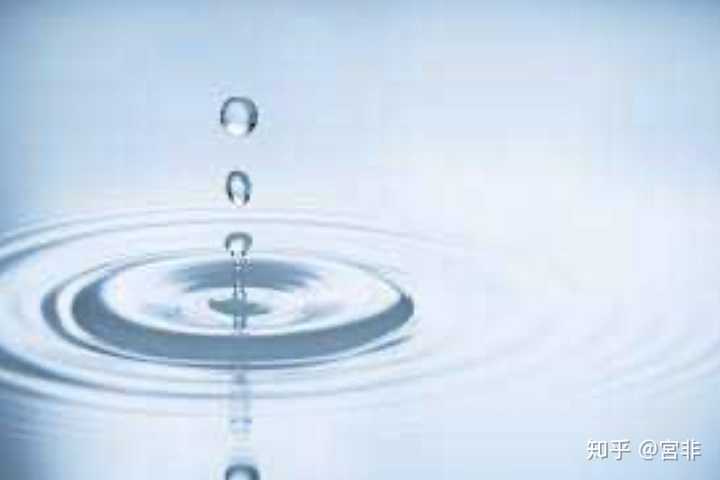 水滴滴入水中为什么会有一部分水滴暂时不融于水，停留水面？