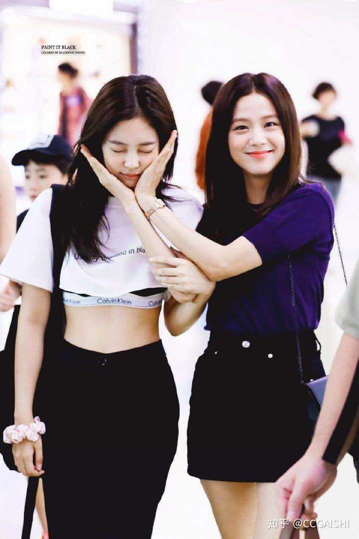 blackpink中jisoo跟谁关系最好(无意引战,单纯好奇)?