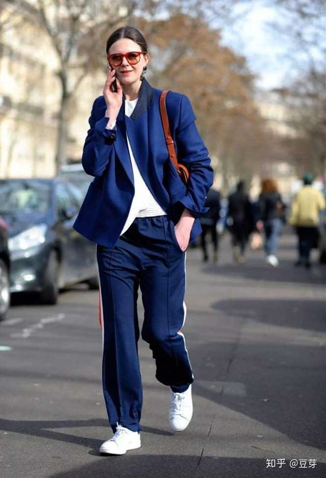 67写回答女生穿运动裤,搭配什么上衣才好看?