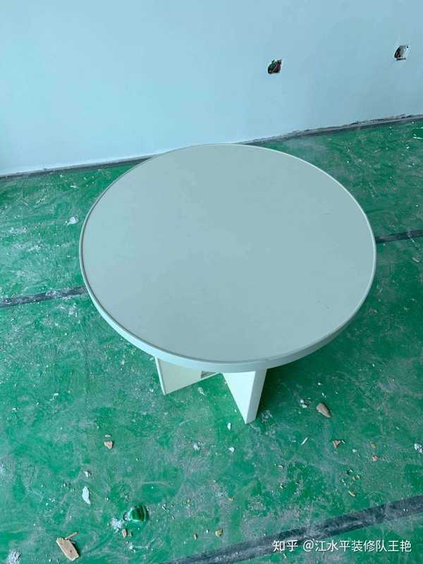 临潼《临潼装修》工地现场木工做完,师傅顺手就帮做了个圆桌 栽