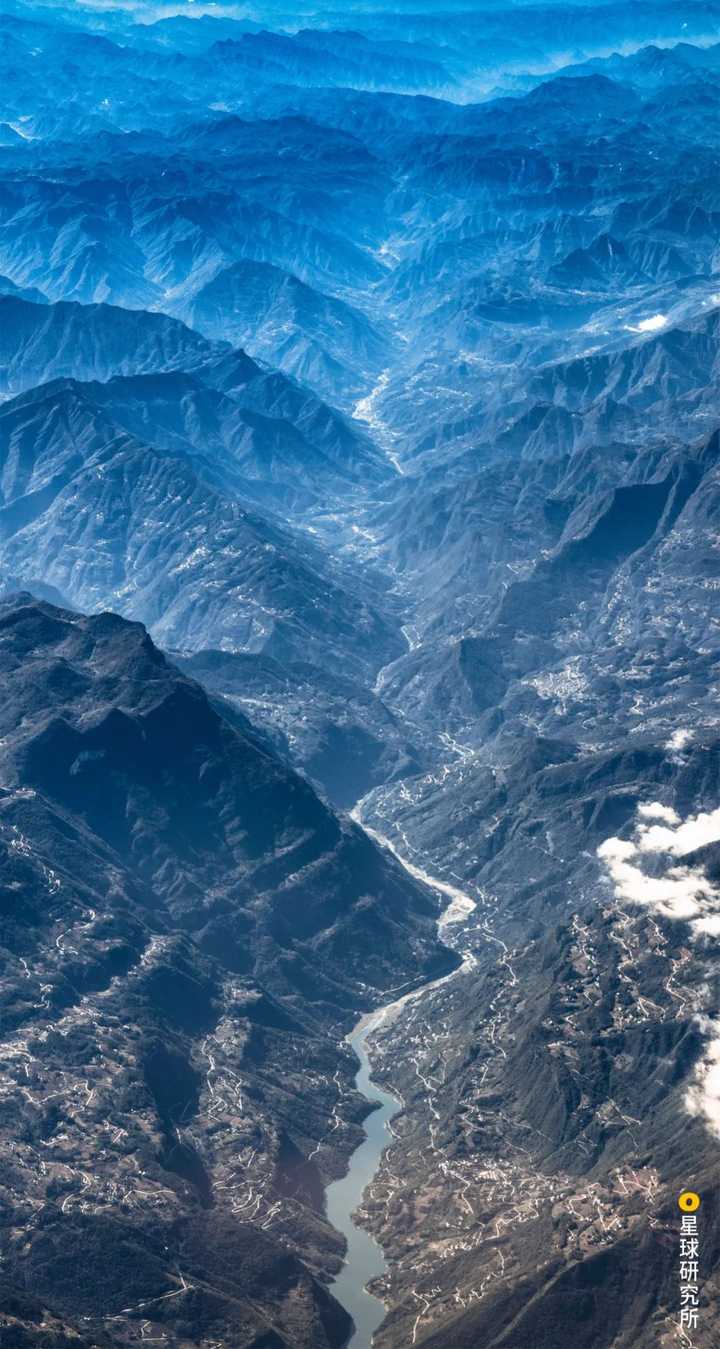 秦岭山脉, 大巴山脉从四川,陕西逶迤而来,屹立于西北.