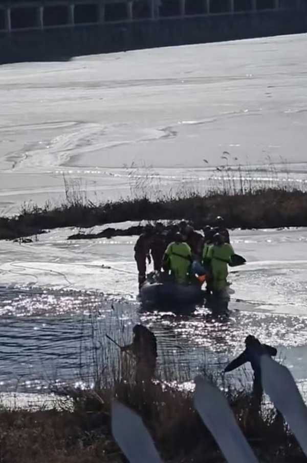 张家口被困冰下的冬泳大爷遗体被捞上岸，冰下游泳有多危险？为何冰下自救这么难？缩略图