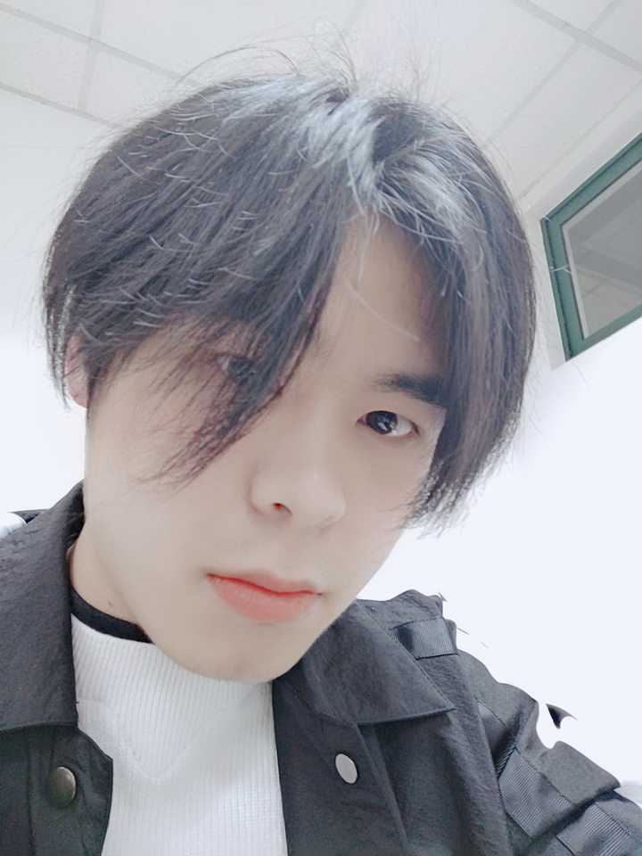 男生留长发怎么打理过渡期的发型?