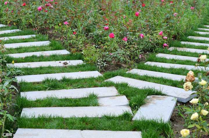 就没有人吐槽草地上的这种石阶?