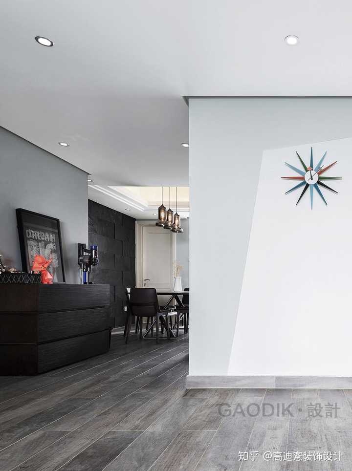 家装黑白灰风格要一直走到底,还是要适度加明亮的颜色?