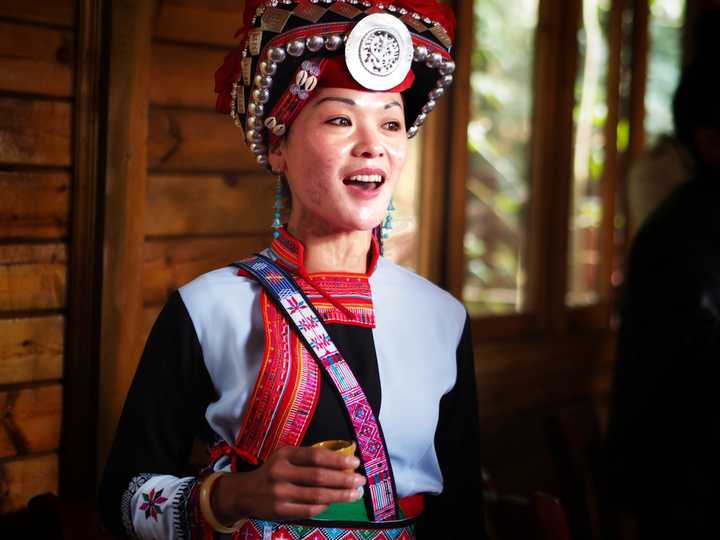 阿细姑娘在唱敬酒歌