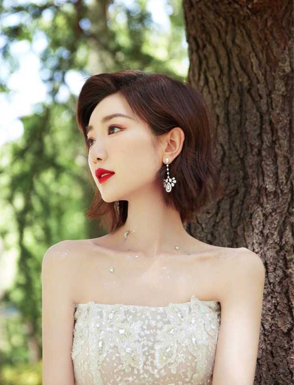 毛晓彤侧颜线条