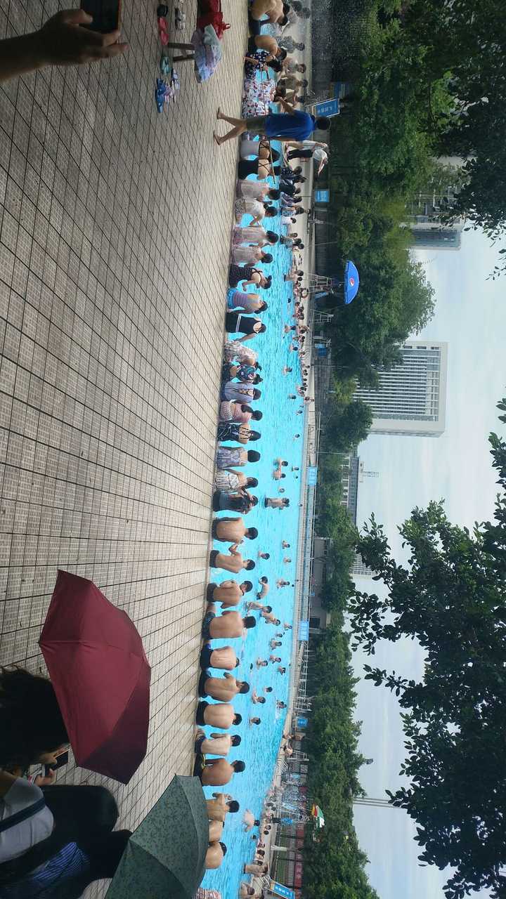 大学生上游泳课,女生应该选怎样的泳衣?