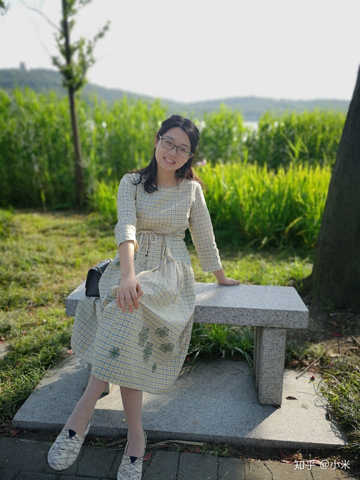 23岁女生适合穿棉麻裙子吗?