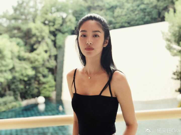 如何评价杨采钰的长相?