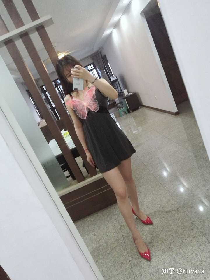 还有我最喜欢的大红色,但是这个颜色真的很挑衣服,上班很少穿.