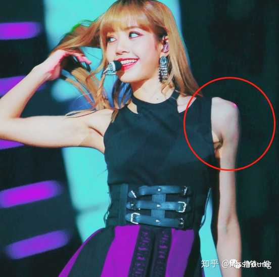 锻炼得当的三角肌也是直角肩的要素之一.