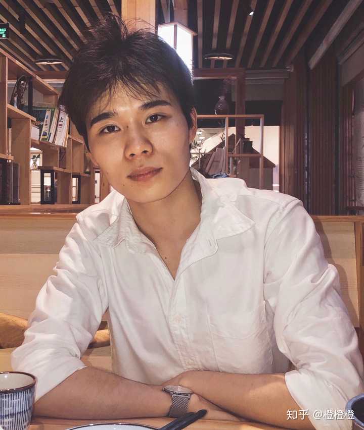 你身边有哪些上学时不好看,长大逆袭的男生吗?