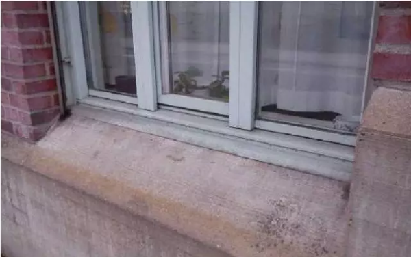 外窗台顺水坡(这个坡度有点大了)