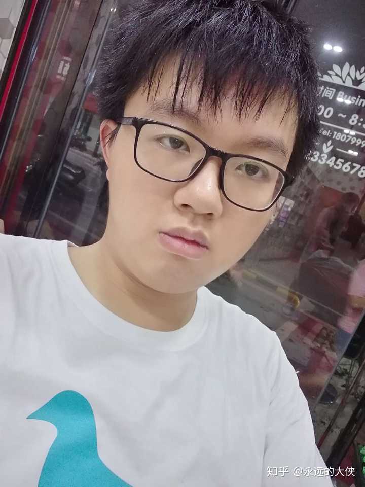 以前是学校有名的帅哥 [图片] 15年(17岁)的照片,有下巴 [图片] 今天