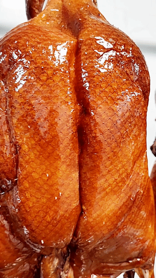 满天红烧腊张师傅 的想法: 烧鸭皮呈现出深红色或棕红色,光亮而不油腻