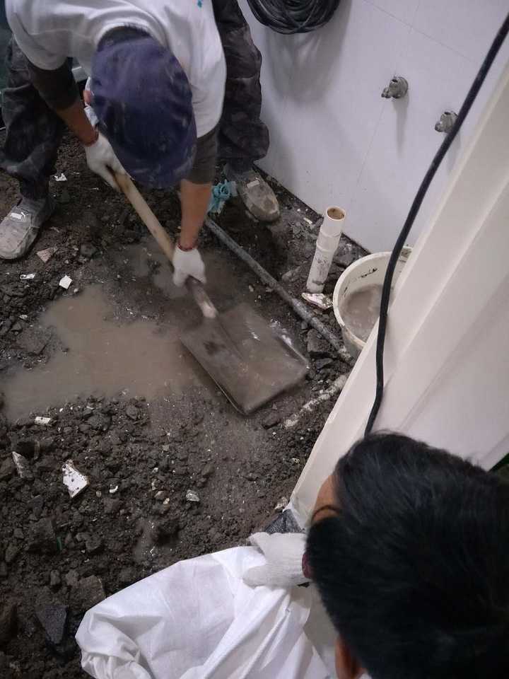 房子装好后几个月,客厅四面墙的墙角渗水,最严重的是靠卫生间那面墙.