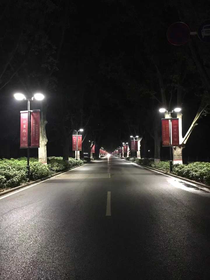 这是我朋友凌晨两点半下班回家的时候拍的  哈哈 夜晚的迎宾路 不知道