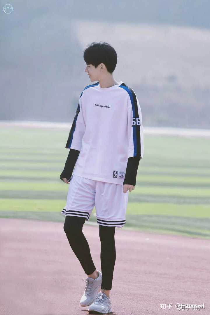 赵顺然 女主:朱颜曼滋 下面这个是胡一天和胡冰卿的 在二熊母校哈三中