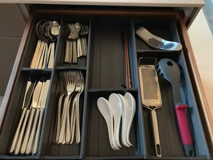 橱柜的抽屉多是固定高度,可以要求设计一个 浅层的抽屉,里面再分隔层