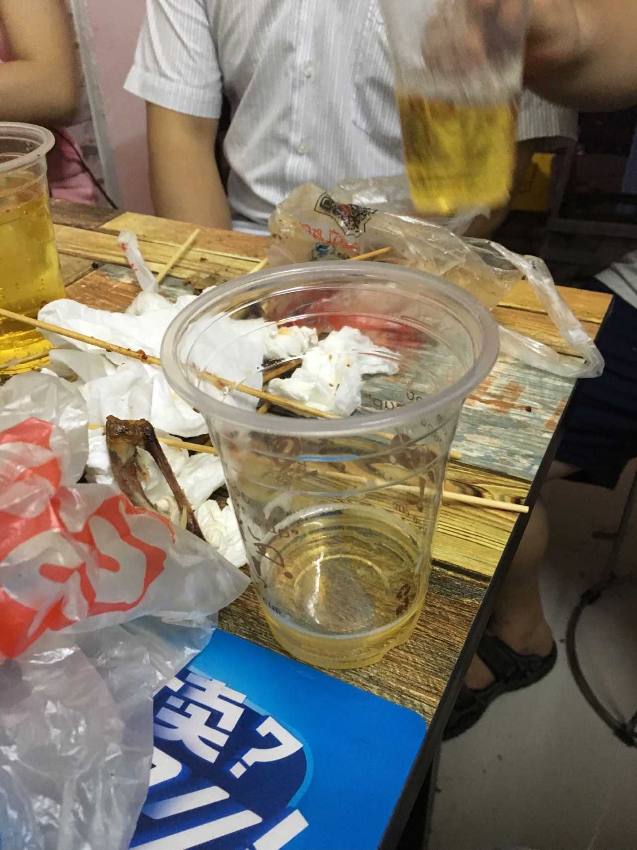 高中同學的夜宵店,奶茶杯喝啤酒,一杯一… - 知乎