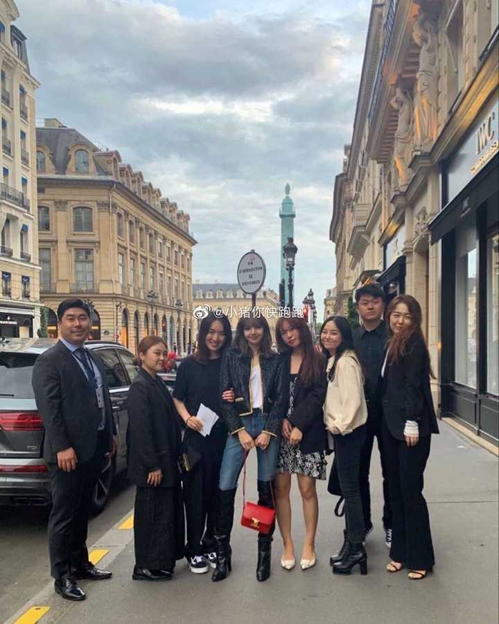 可对比周围的人