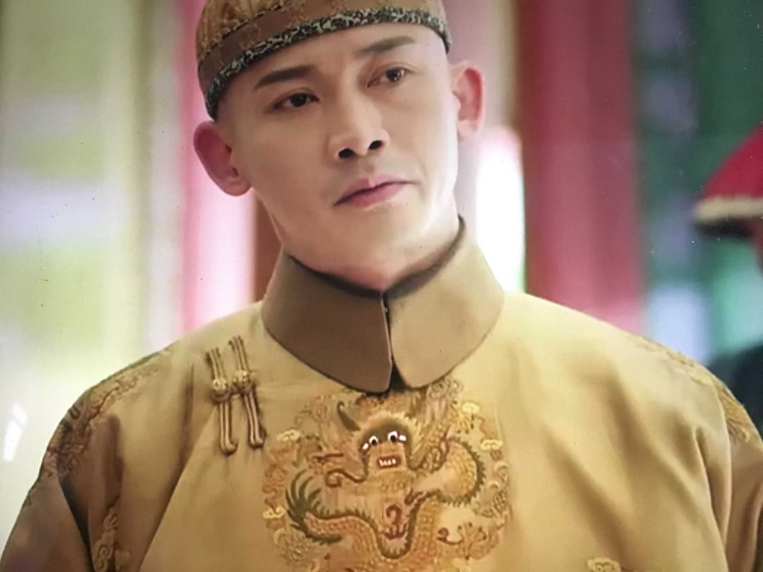 首先龙袍才是主角 同时主演可以说是十分入戏了 哈哈哈哈哈哈哈哈哈