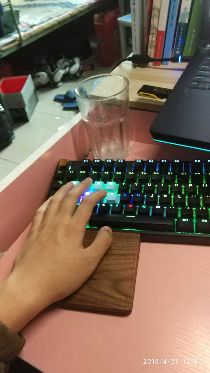 男朋友学计算机 马上一年了想送他键盘鼠标