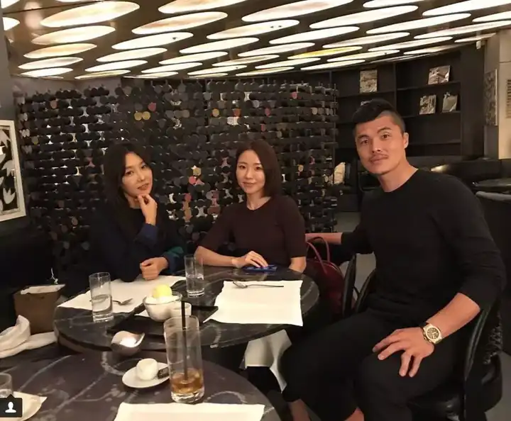 身材火辣,和女儿同框似姐妹,别人猜不出年龄是一种什么体验?