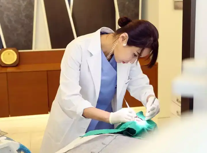 身材火辣,和女儿同框似姐妹,别人猜不出年龄是一种什么体验?