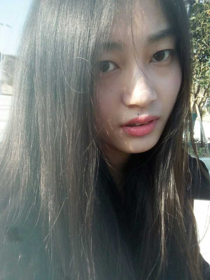 我大一女生,脸长,略尖下巴,脸方,宽额头,应该是什么发型?