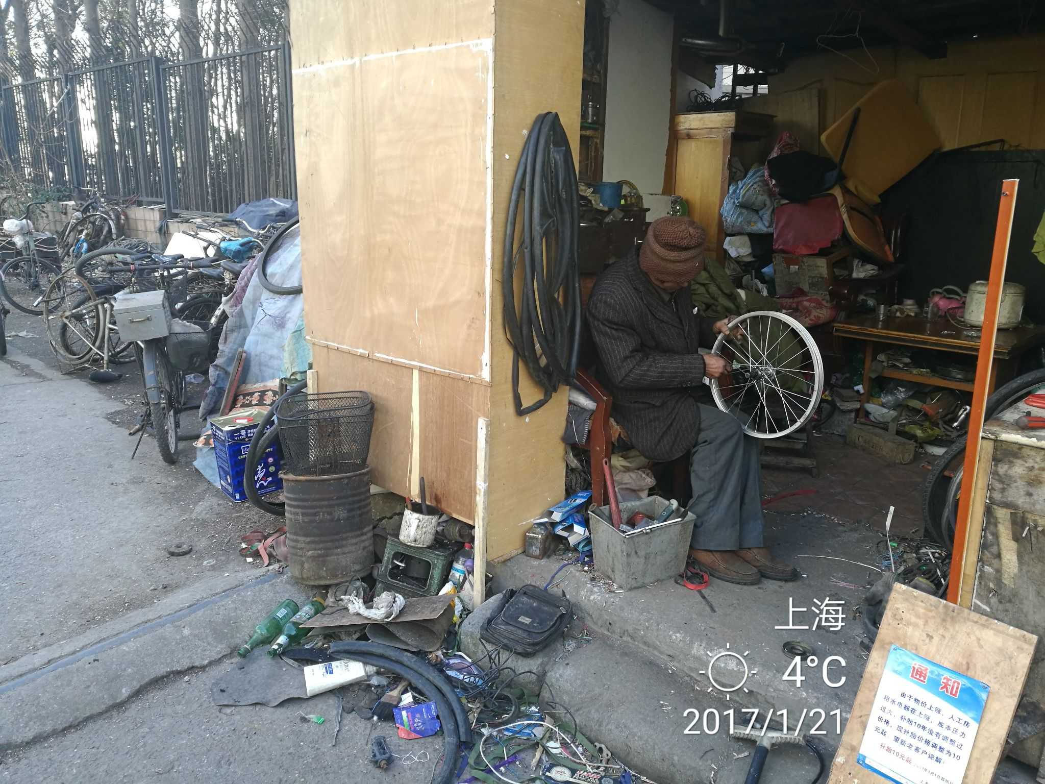我小区右拐第一个小巷子有一个修车铺.
