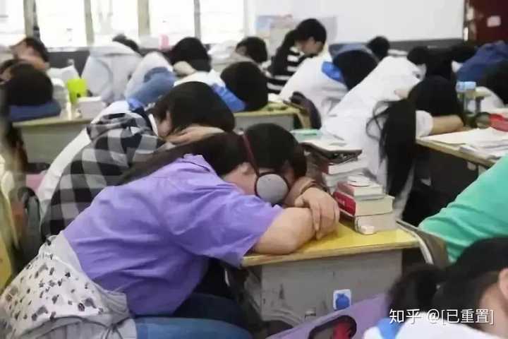 如何看待学校要求学生中午趴着桌子上睡觉?