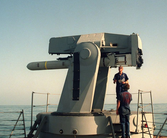 装填于mk-13单臂导弹发射器的鱼叉导弹