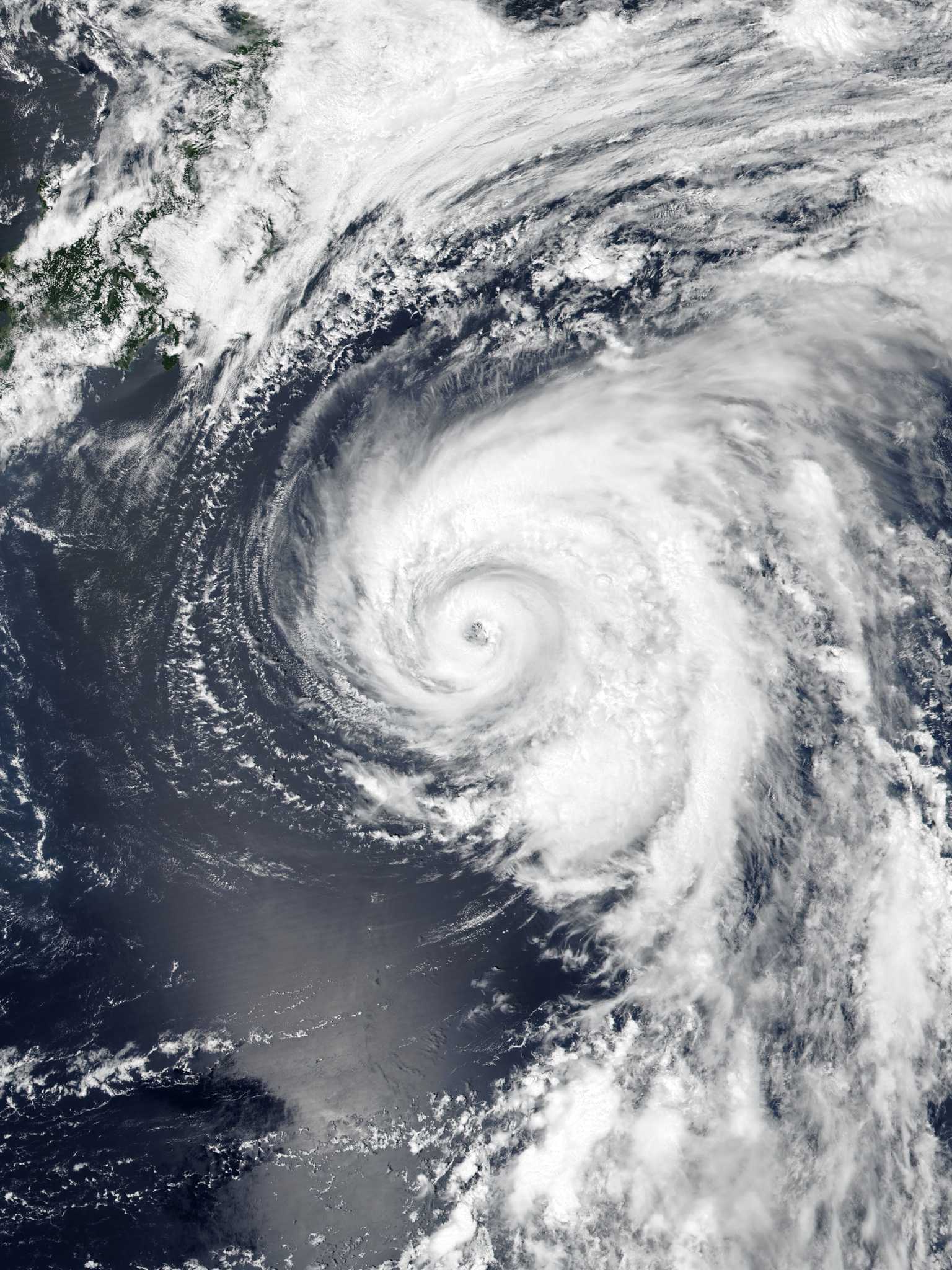 8月7日台风珊珊巅峰进逼日本