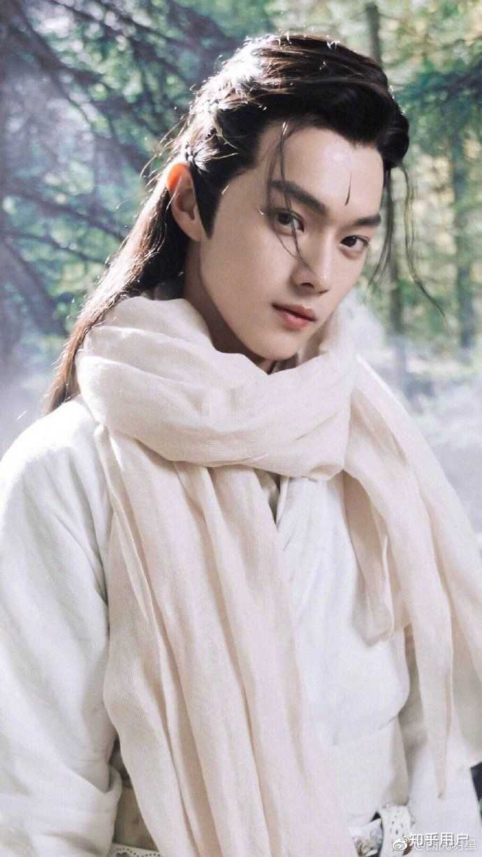 有哪些"眉眼如峰"超级好看的古装男主扮相呢?